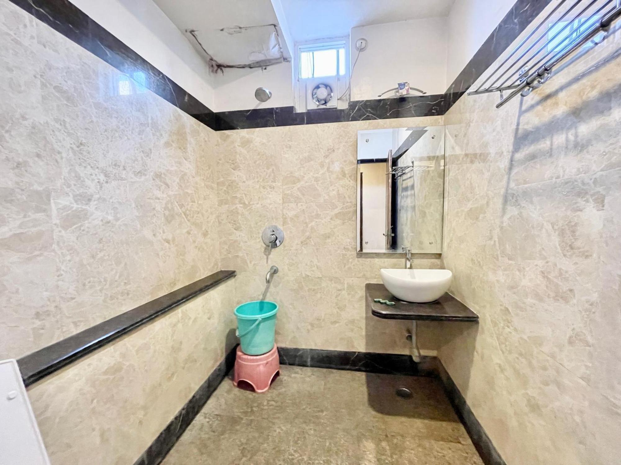 Rudraksh ! !fully-air-conditioned At Prime Location With Parking Availability, Near Kashi Vishwanath Temple, And Ganga Ghat 2 Hotel 4*